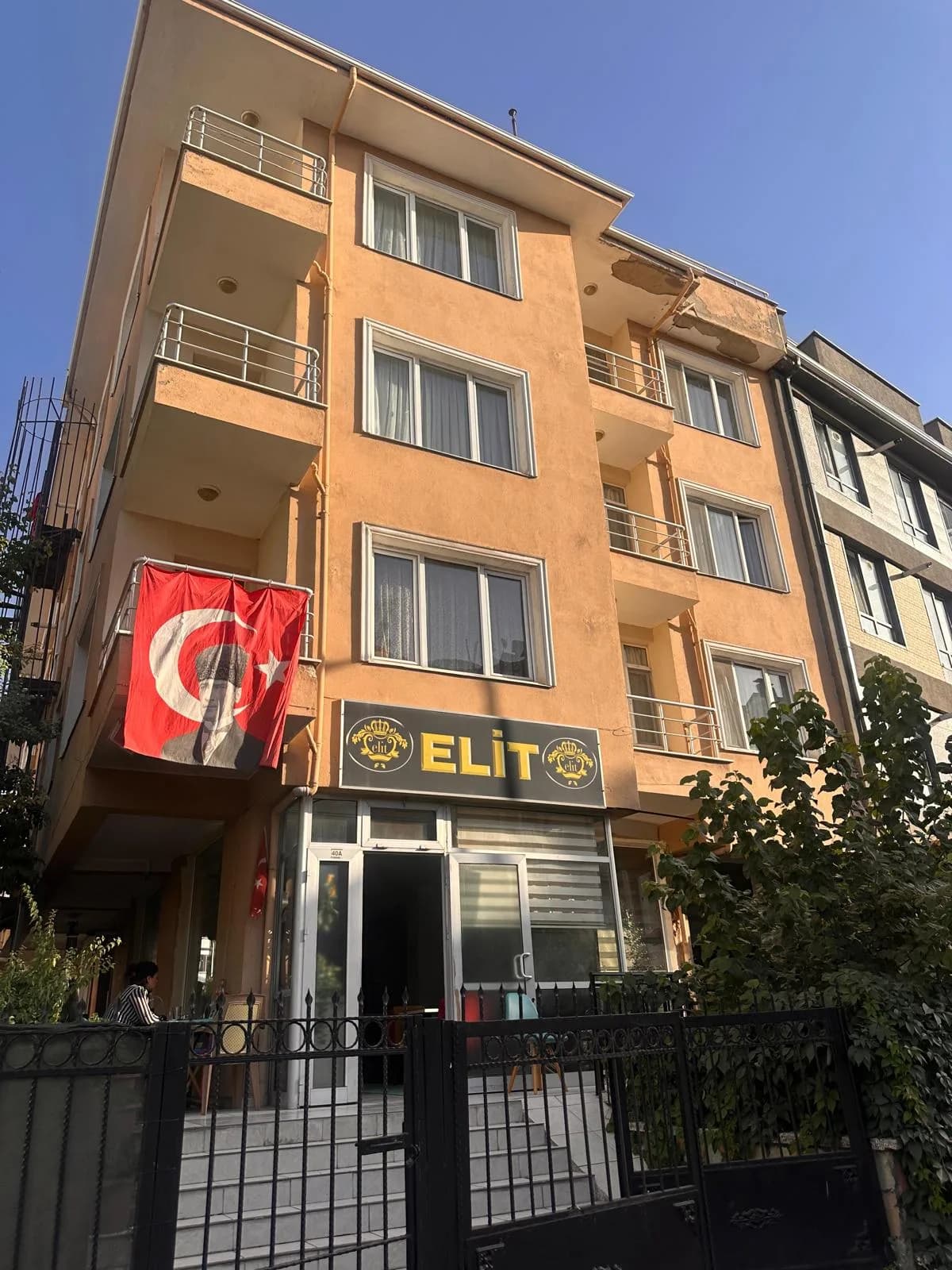Kütahya'da Elit Konaklama dış cephesi ve giriş kapısı görünümü